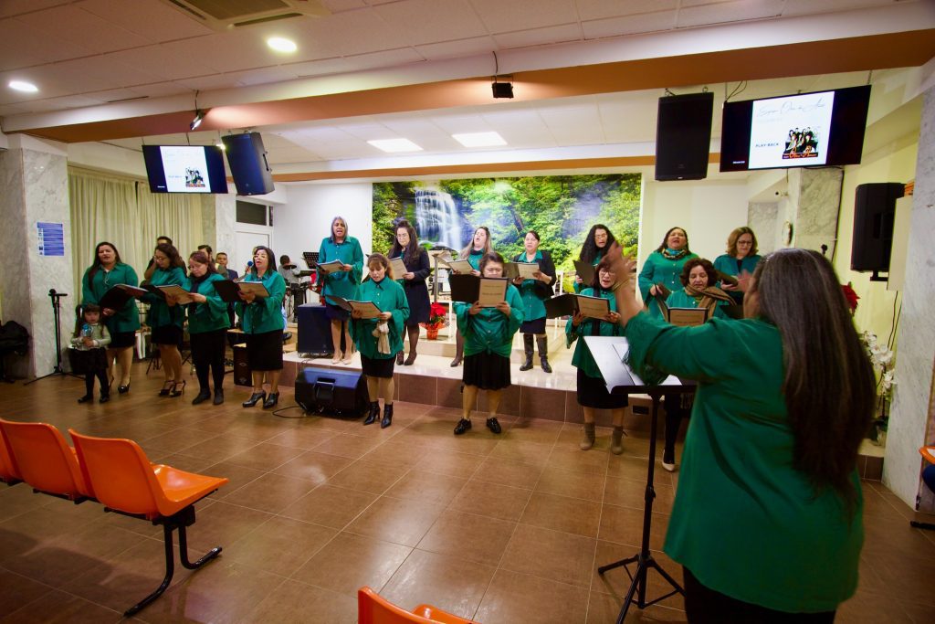 Mujeres cantando en IEDEP